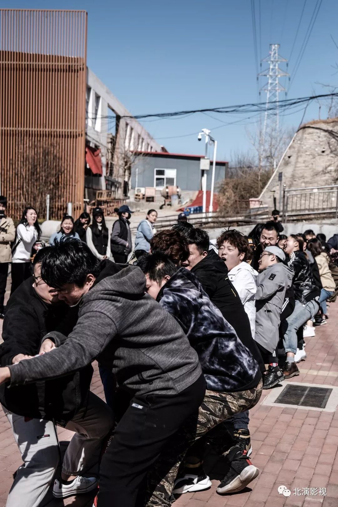 我系学生积极参与拔河比赛