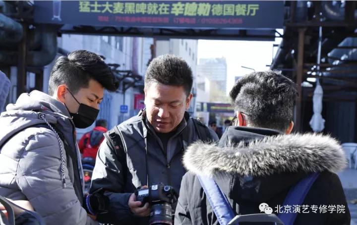 我系16级摄影班在798艺术区“上课”