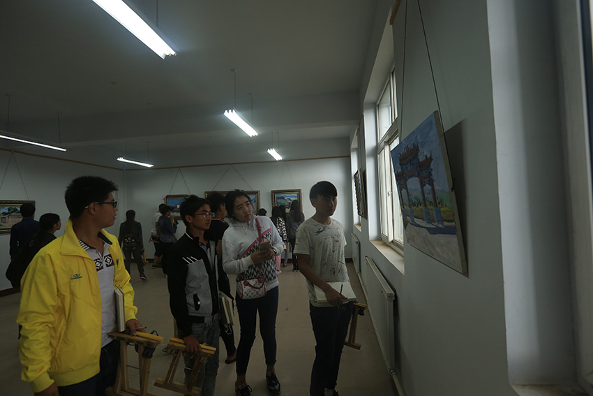 我系2015级学生参观邱老师油画展