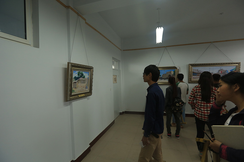 我系2015级学生参观邱老师油画展