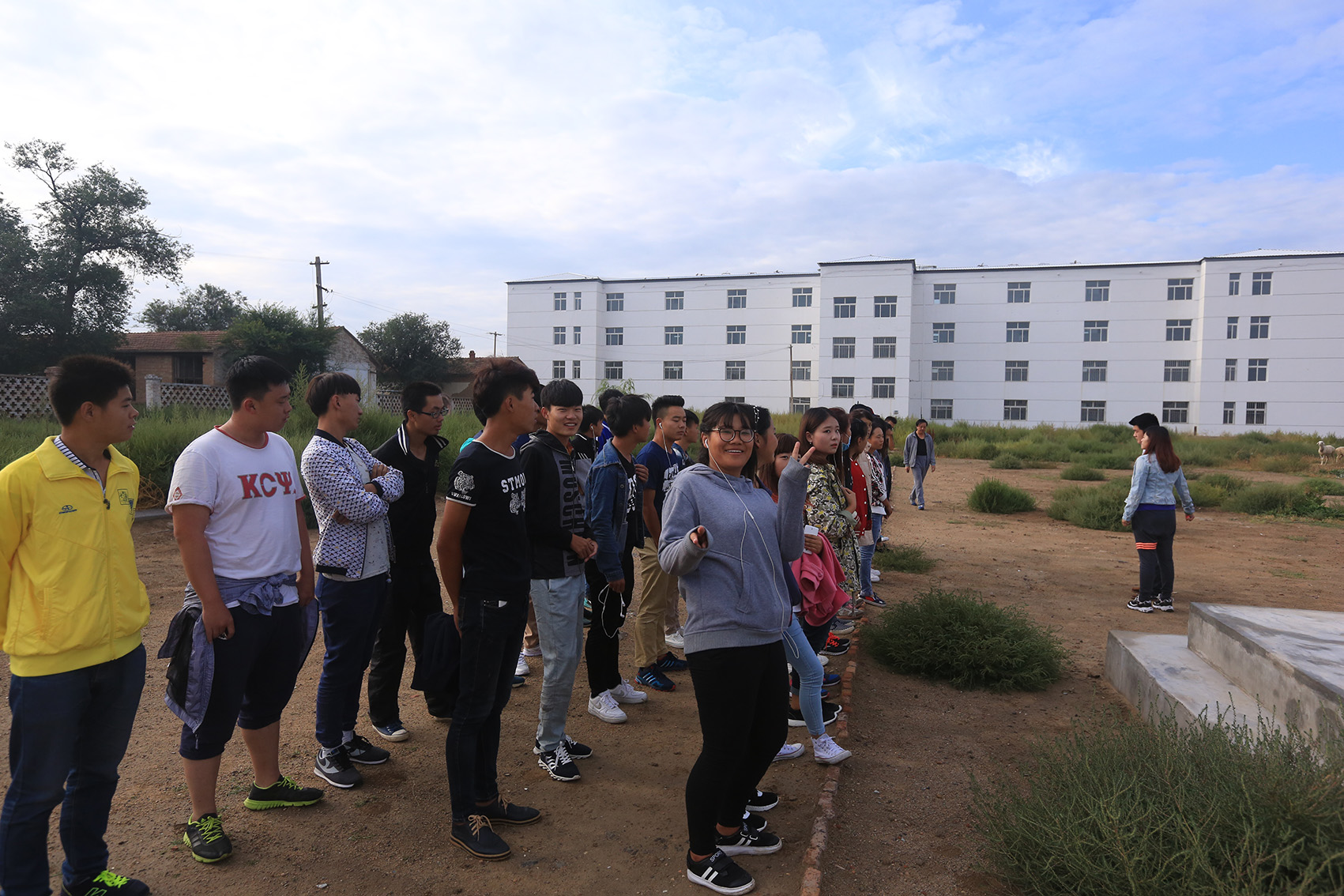 艺术设计系2015级学生写生晨练