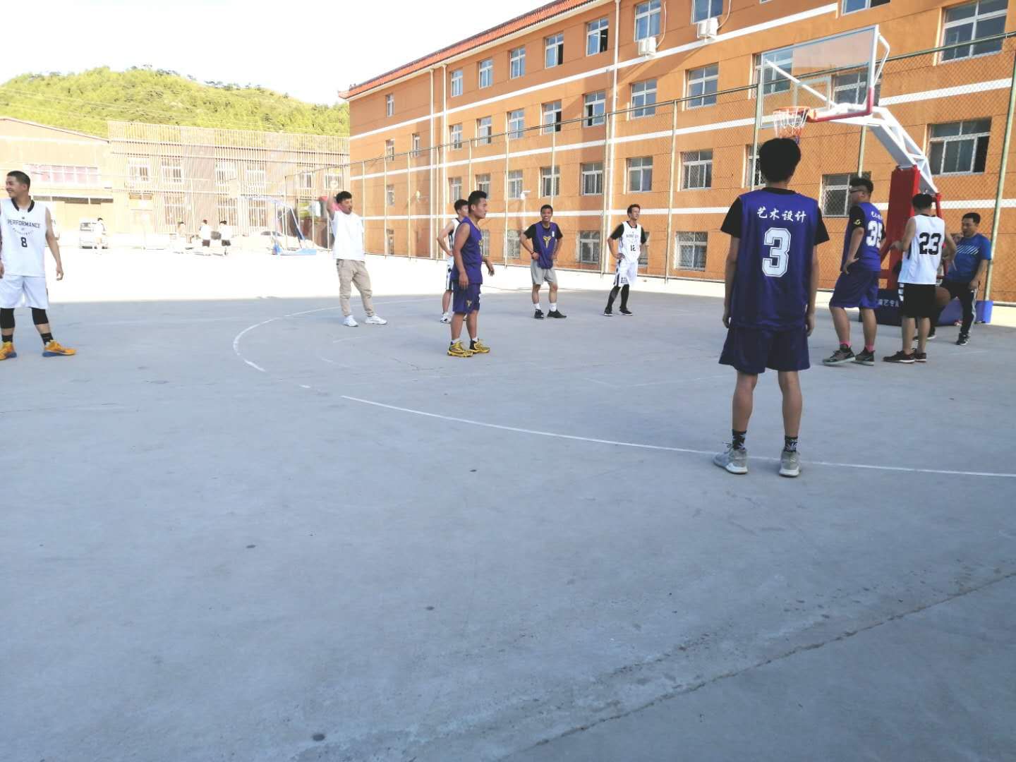 篮球场上的交流