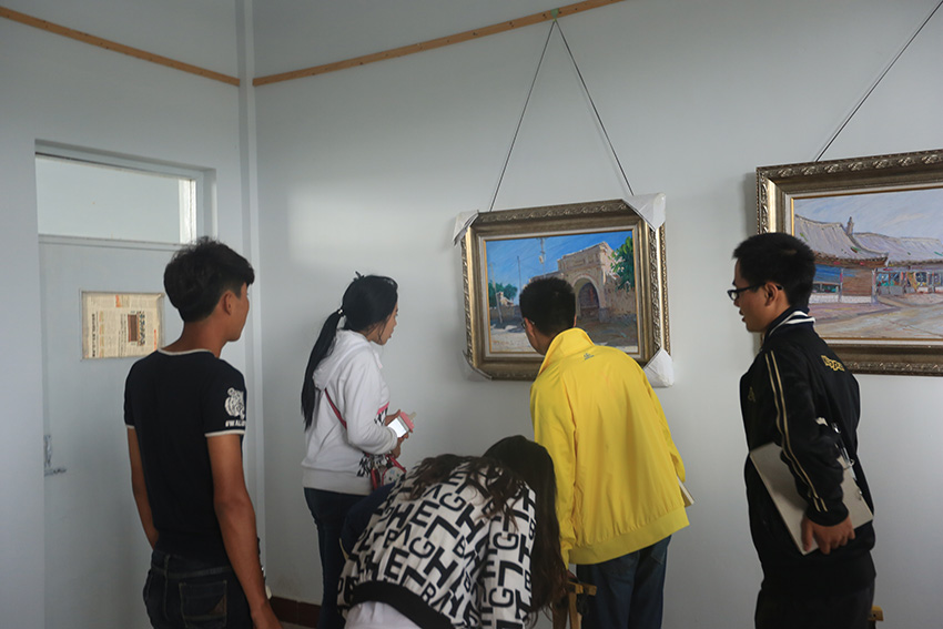我系2015级学生参观邱老师油画展