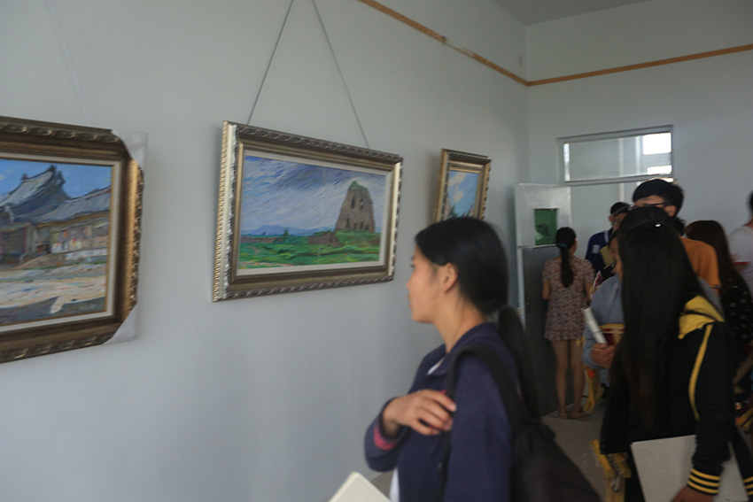我系2015级学生参观邱老师油画展