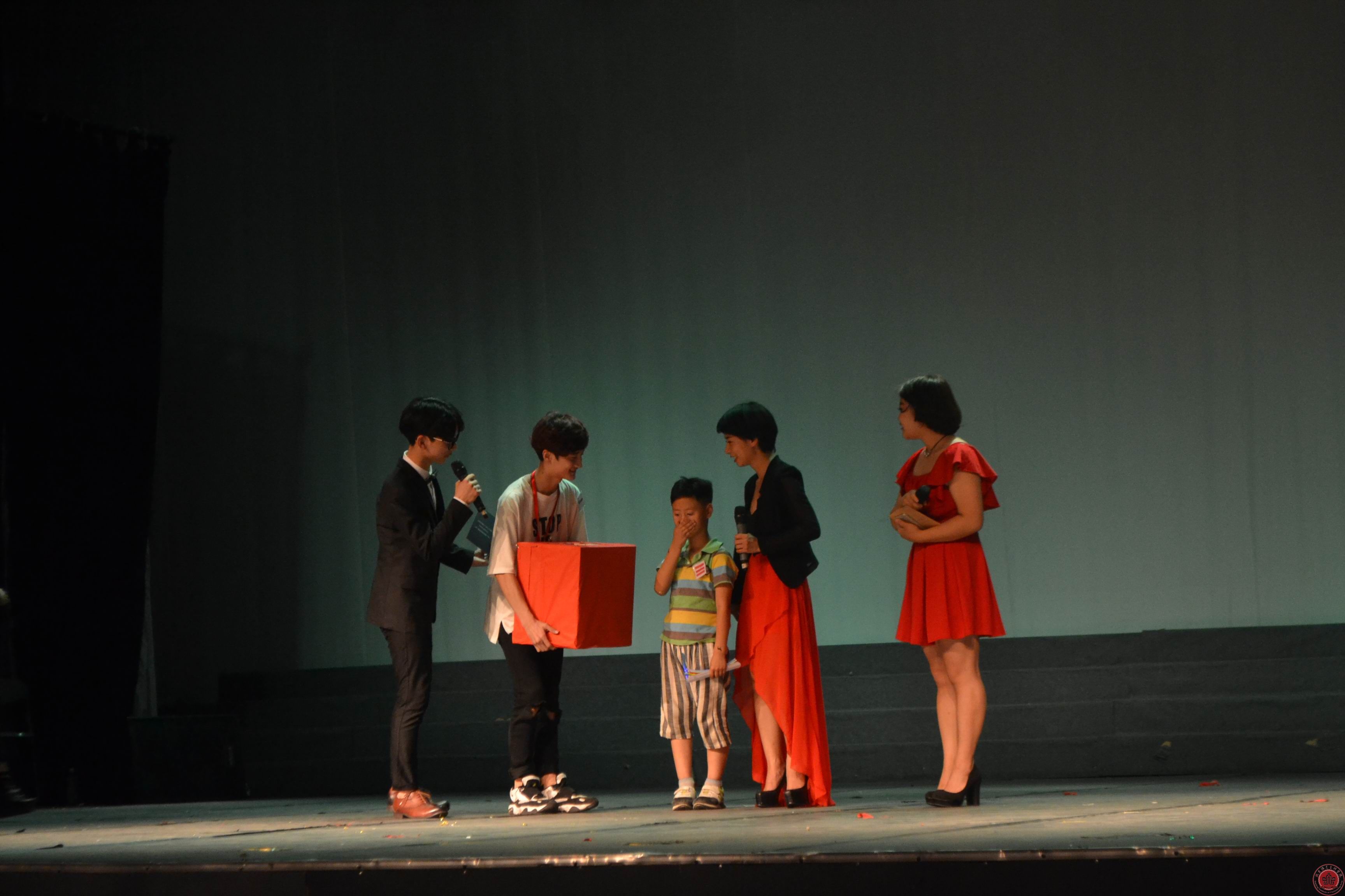 2014级举办晚会“不泯的童心