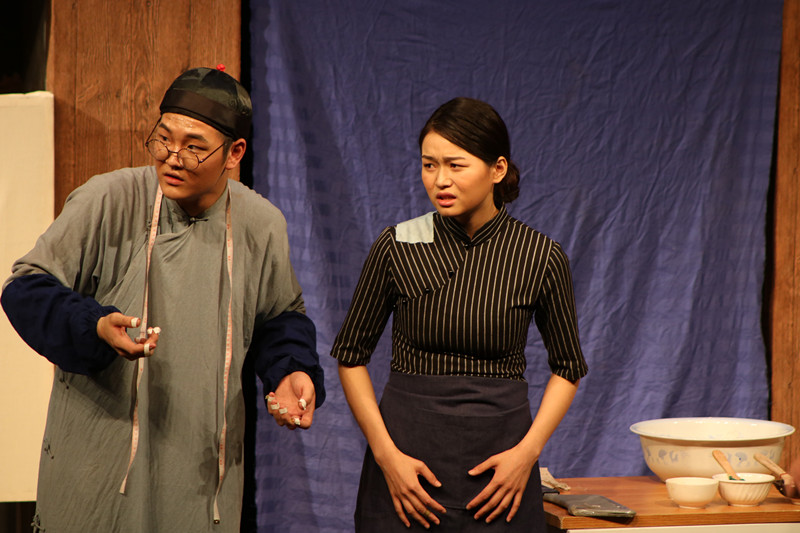 14级毕业大戏《七十二家房客》在小剧场隆重上演