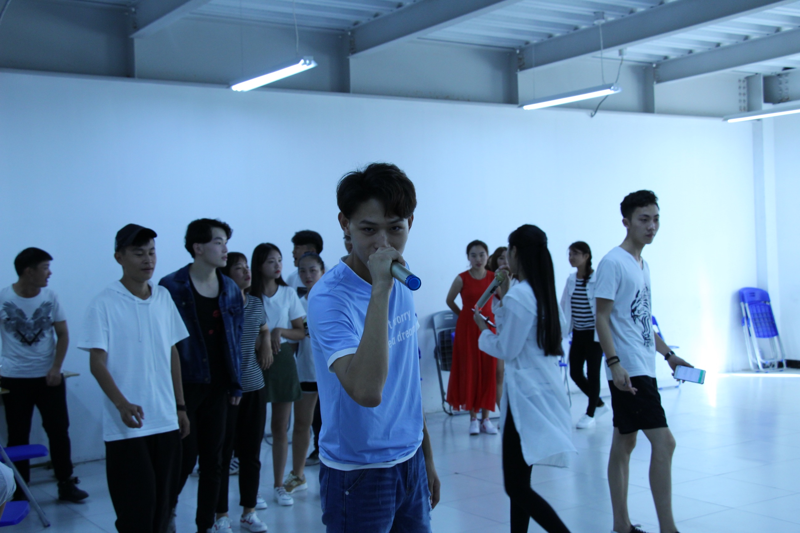 17级新生在辅导员 的组织下展开班级活动