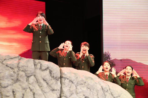 14级大戏《女兵连来了个男家属》在北演剧场隆重上演