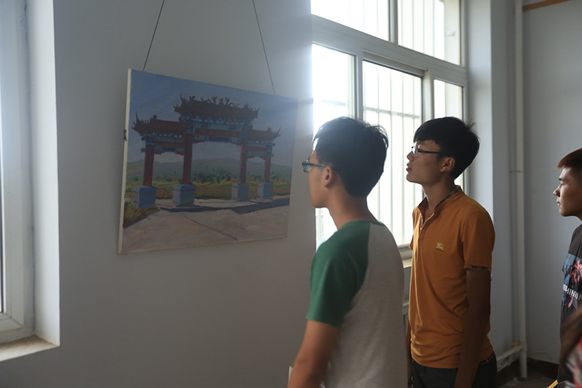 我系2015级学生参观邱老师油画展