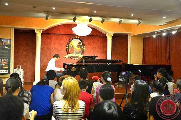 音乐系2014级观看彼得&middot;什霍夫斯基教授钢琴独奏会