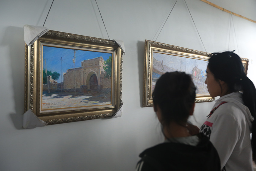 我系2015级学生参观邱老师油画展