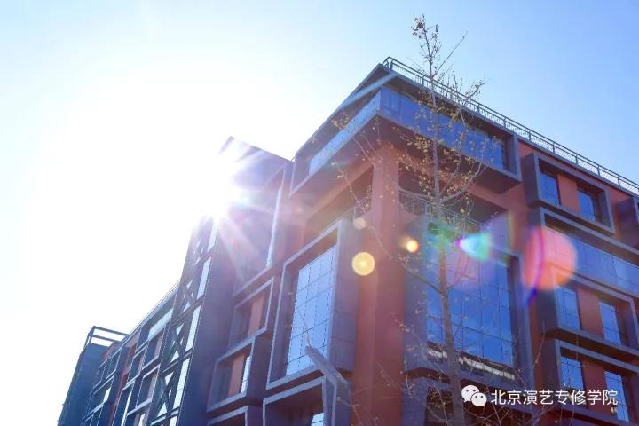 我系16级摄影班在798艺术区“上课”