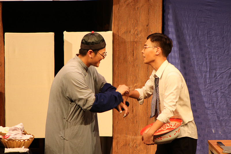 14级毕业大戏《七十二家房客》在小剧场隆重上演