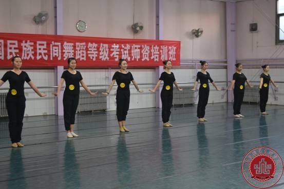 舞蹈系中国民族民间舞蹈等级考试顺利进行