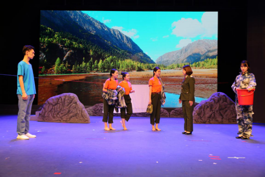14级大戏《女兵连来了个男家属》在北演剧场隆重上演