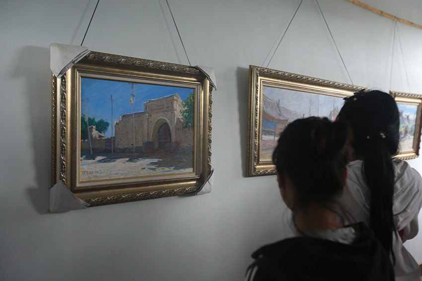 我系2015级学生参观邱老师油画展