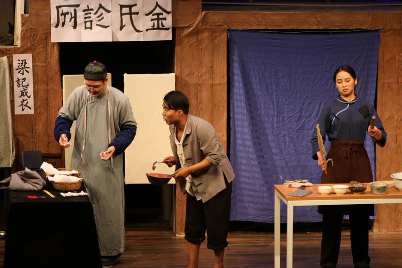 14级毕业大戏《七十二家房客》在小剧场隆重上演