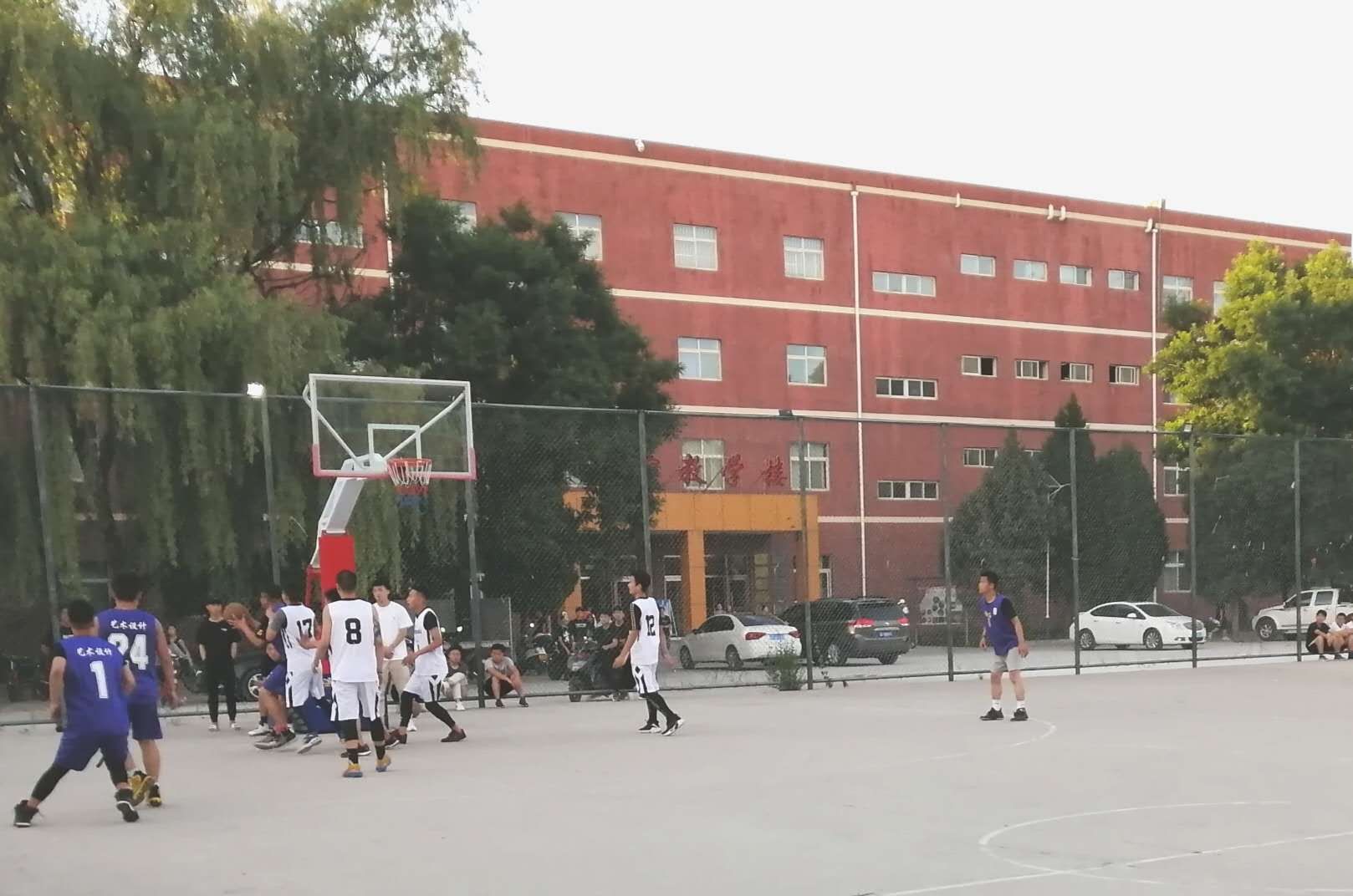 篮球场上的交流