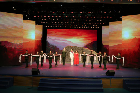 14级大戏《女兵连来了个男家属》在北演剧场隆重上演