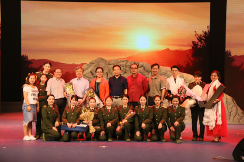 14级大戏《女兵连来了个男家属》在北演剧场隆重上演