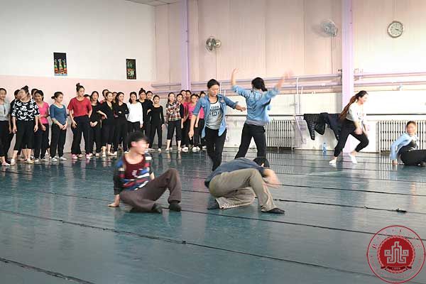 荷兰舞蹈大师Miquel de Jong 走进北京演艺专修学院