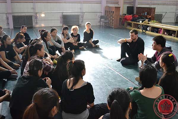 荷兰舞蹈大师Miquel de Jong 走进北京演艺专修学院