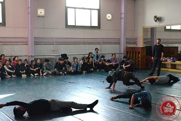荷兰舞蹈大师Miquel de Jong 走进北京演艺专修学院