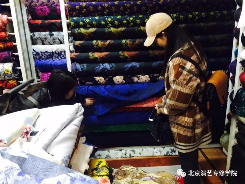北京演艺专修学院艺术设计系服装专业学生外出考察