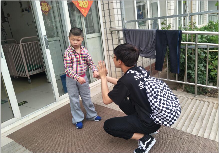 音乐系组织学生前往敬老院献爱心 音乐系组织学生前往敬老院献爱心