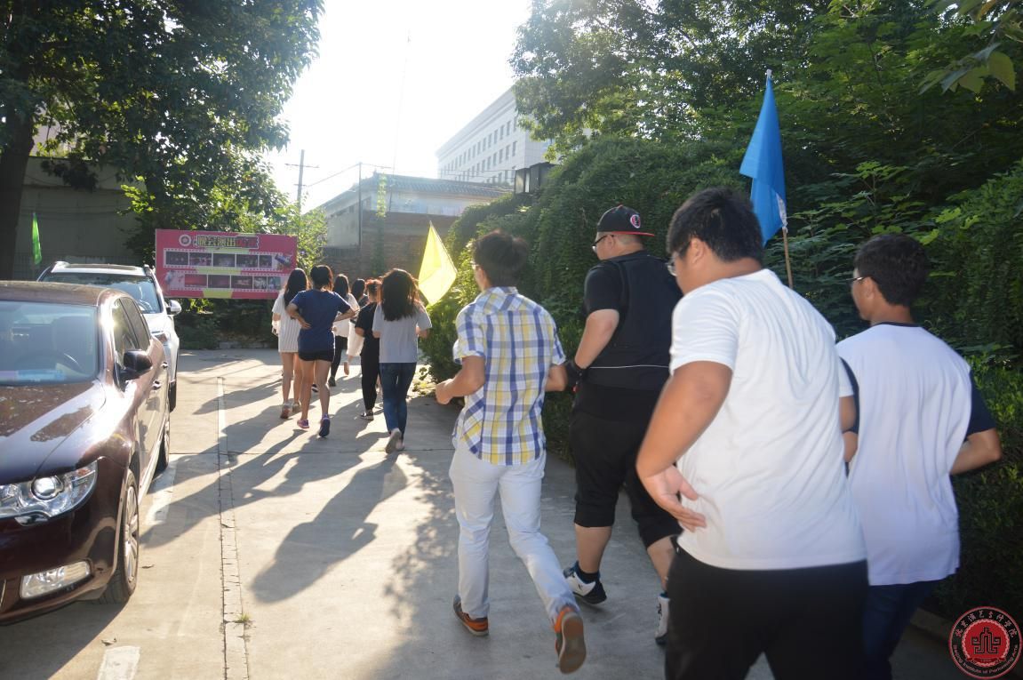 因为我们都年轻，每个人都有神圣的梦