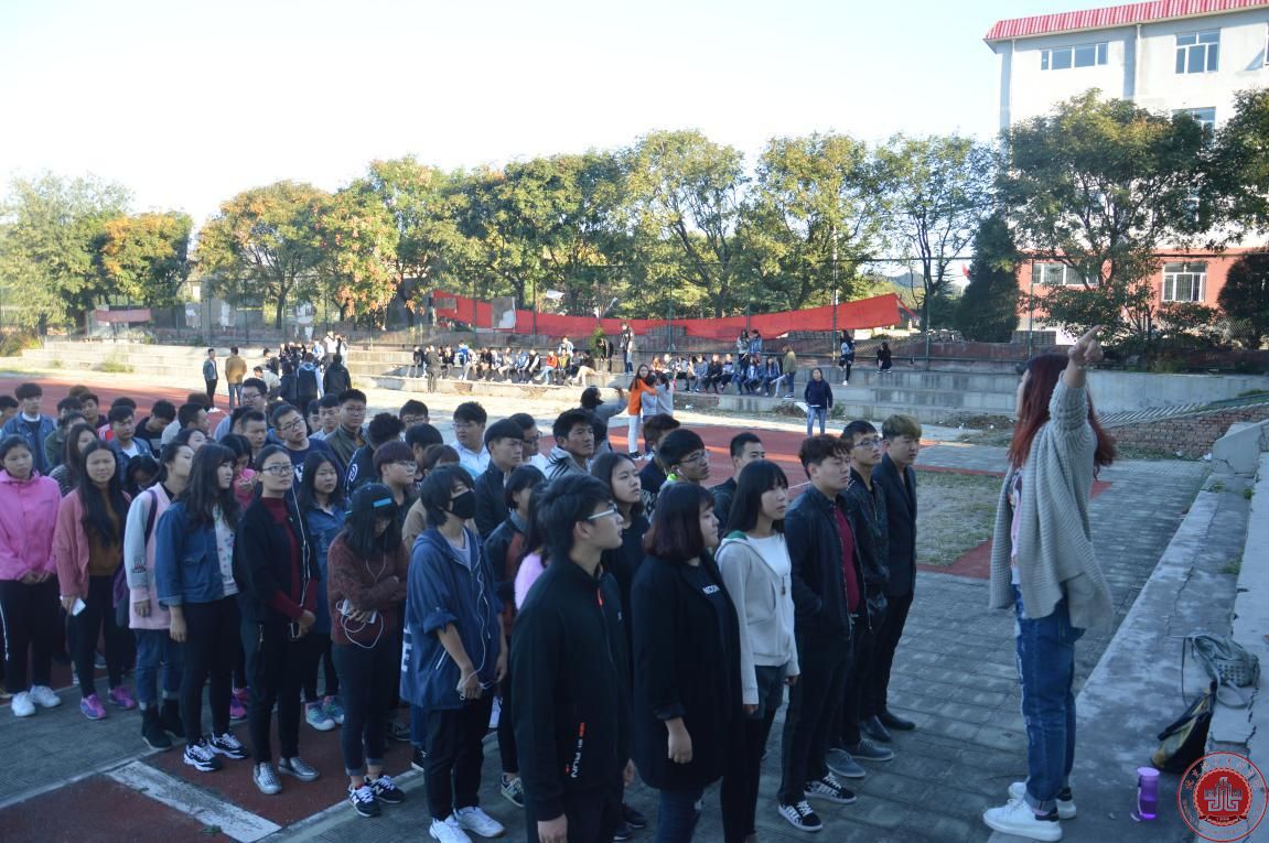 新校区晨练展我院学生风采