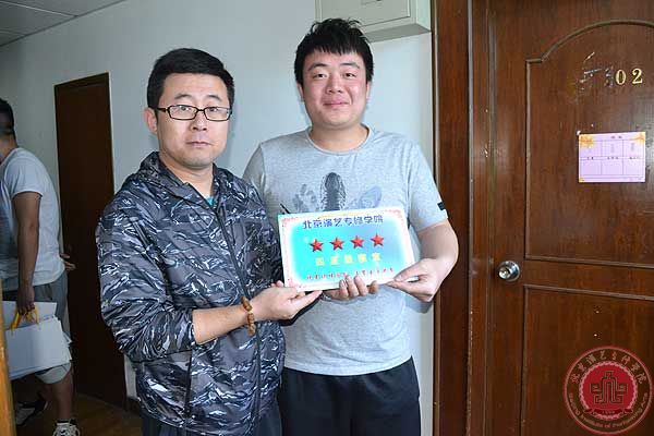 学院领导为三月“星级寝室”挂牌 学院领导为三月“星级寝室”挂牌