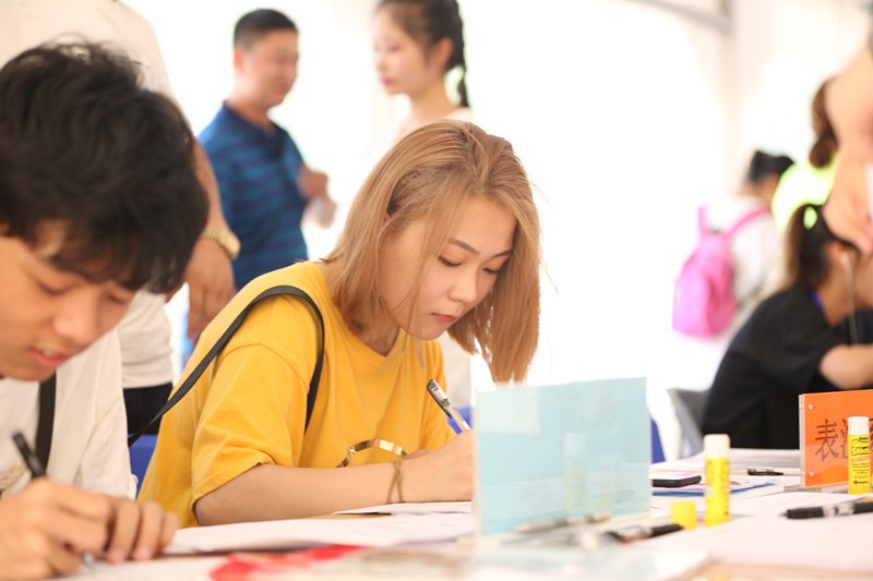 终于等到你:直击2018级第一批新生报到现场 终于等到你:直击2018级第一批新生报到现场