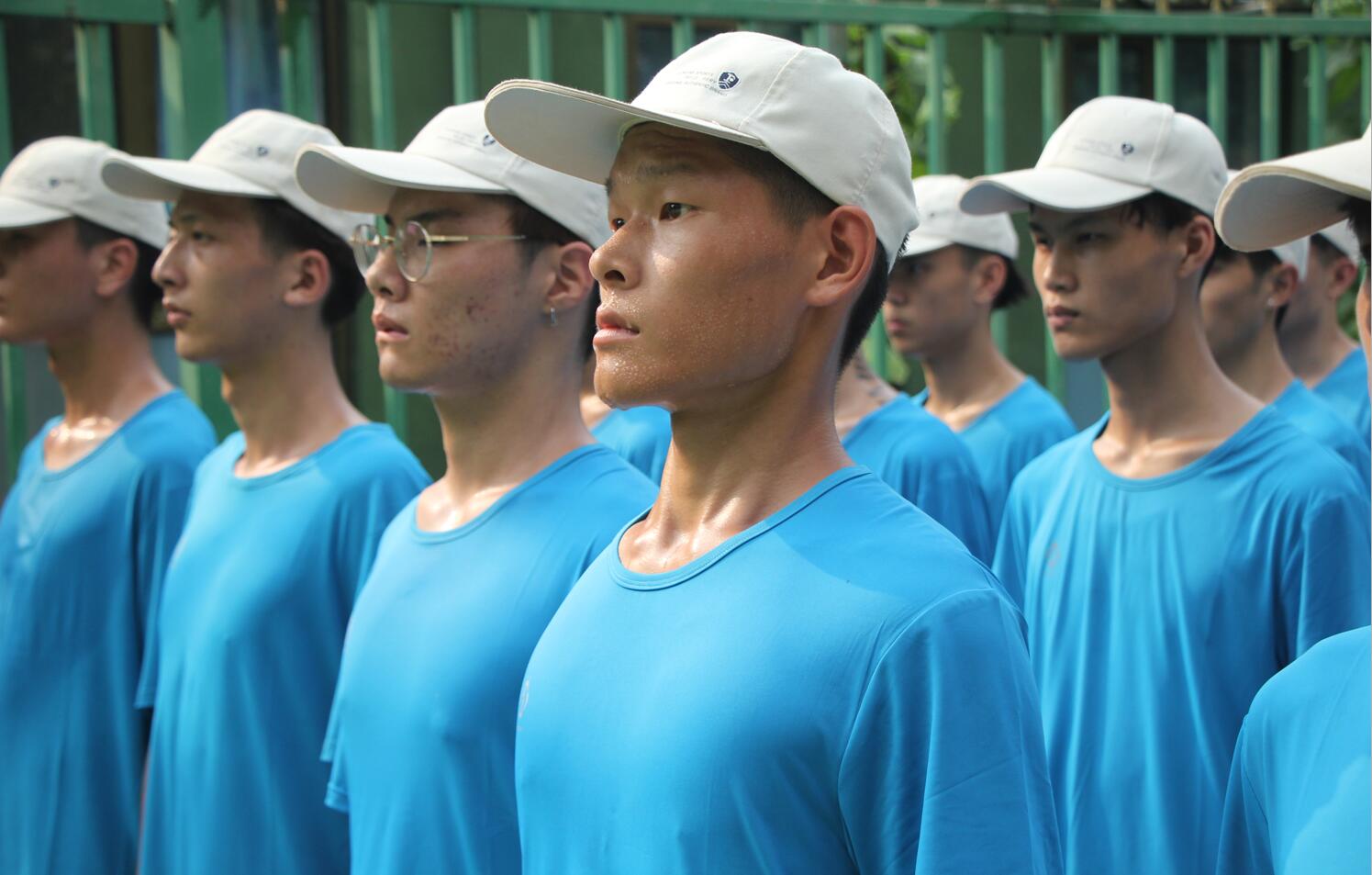 北京演艺专修学院新生军训，汗水流淌头不晃