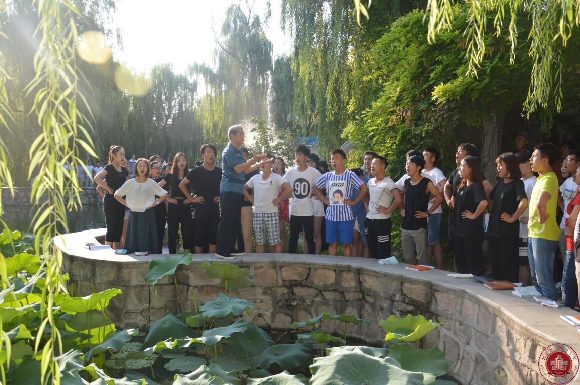 因为我们都年轻，每个人都有神圣的梦