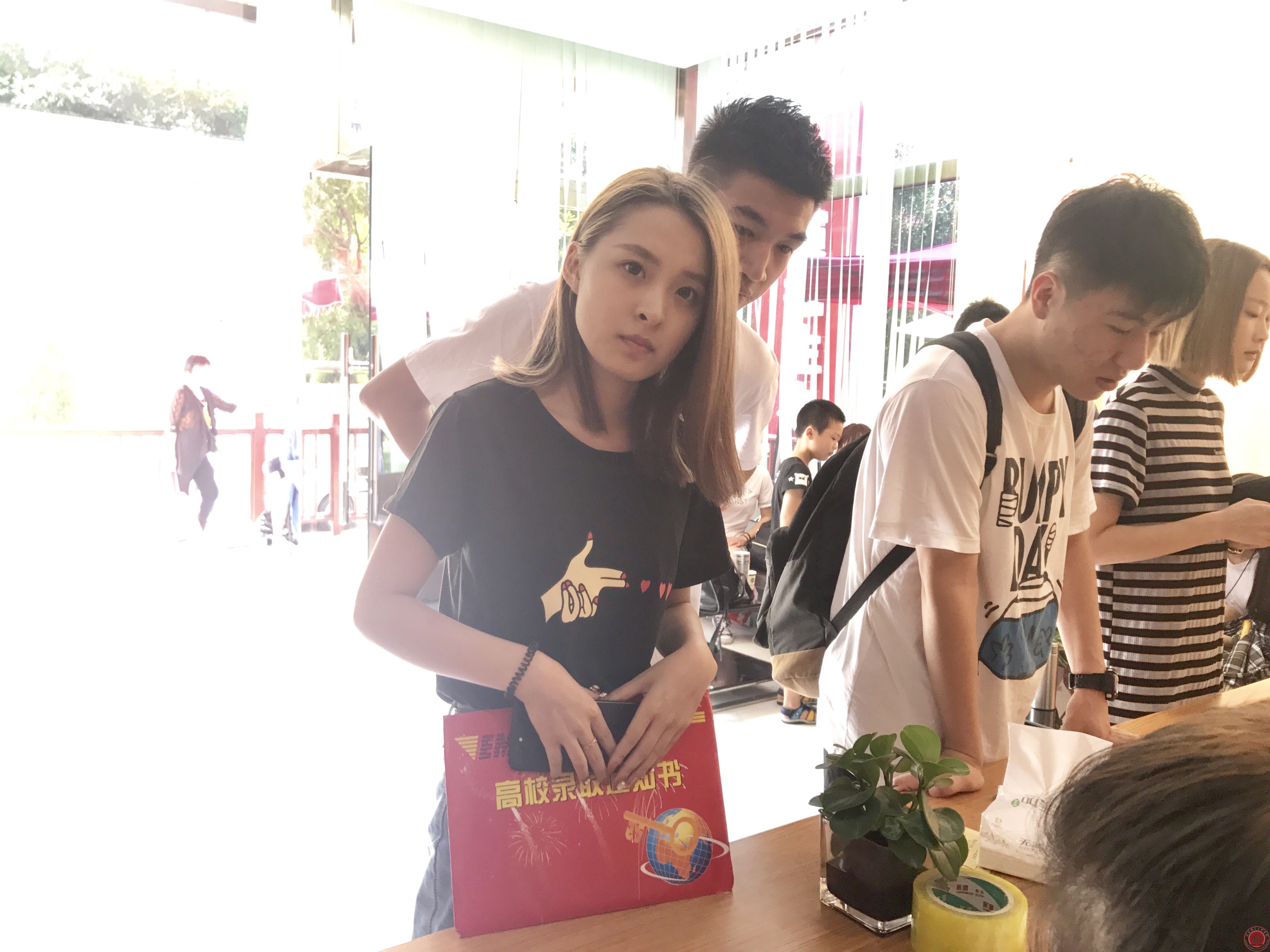 又是一年开学季，北京演艺专修学院新生报到美女帅哥如云