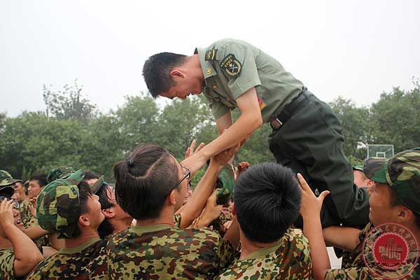 我院2013级新生军训闭营仪式圆满结束 我院2013级新生军训闭营仪式圆满结束