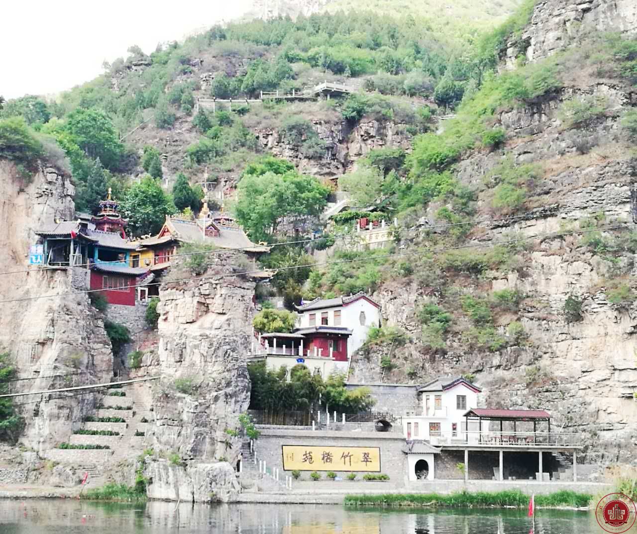 艺术设计系带领学生开展户外写生活动