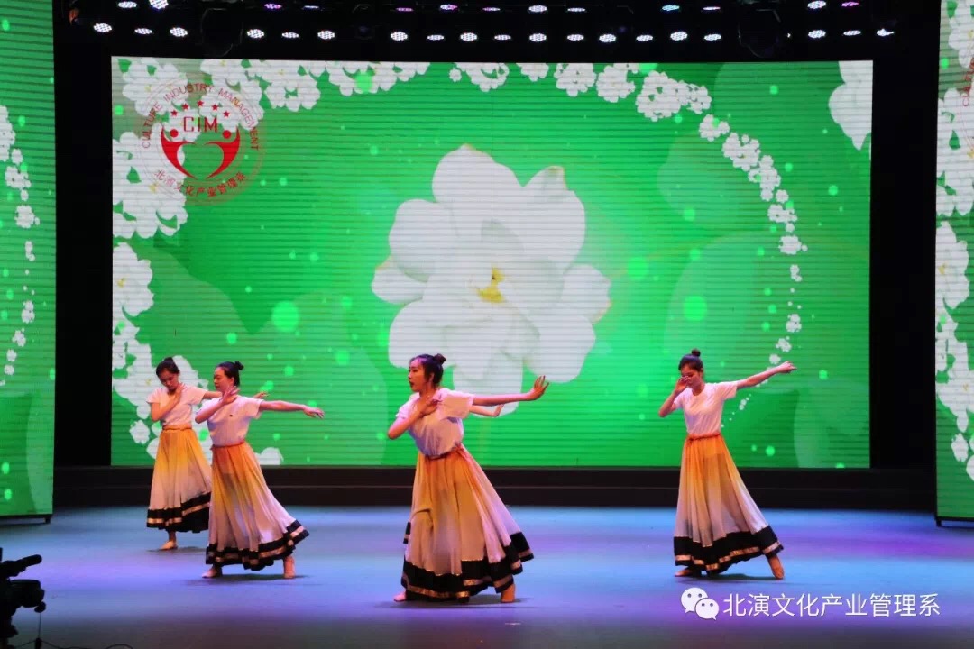 挥手别校园 扬头向前方 挥手别校园 扬头向前方