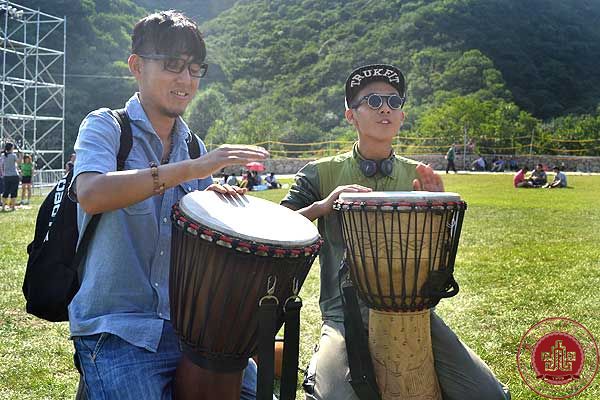 我院器乐与音乐制作系电吉他专业学生杨成接受电视台采访 我院器乐与音乐制作系电吉他专业学生杨成接受电视台采访