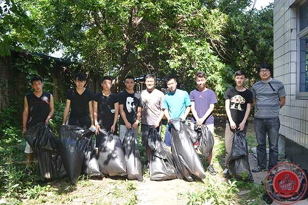 清扫垃圾,净化校园 清扫垃圾,净化校园