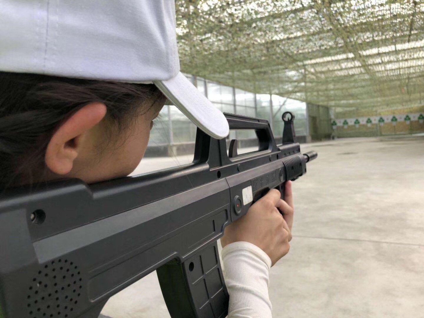 北京演艺专修学院女大学生军训展巾帼霸气 北京演艺专修学院女大学生军训展巾帼霸气