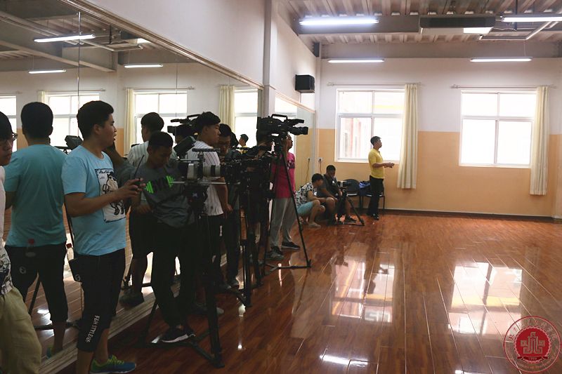 央视《中国新闻》栏目记者来我院采访