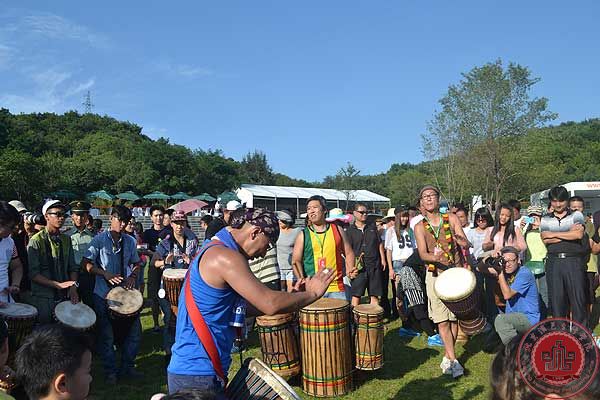 我院器乐与音乐制作系电吉他专业学生杨成接受电视台采访 我院器乐与音乐制作系电吉他专业学生杨成接受电视台采访
