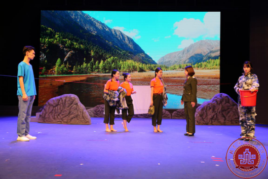 表演系14级大戏《女兵连来了个男家属》在北演剧场隆重上演