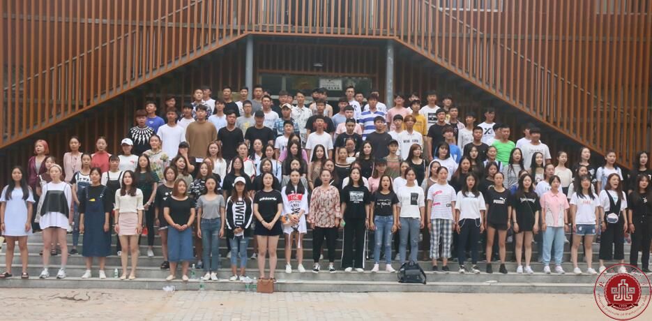 2017级新生晨读活动拉开帷幕