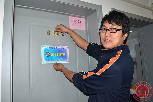 学院领导为三月“星级寝室”挂牌 学院领导为三月“星级寝室”挂牌