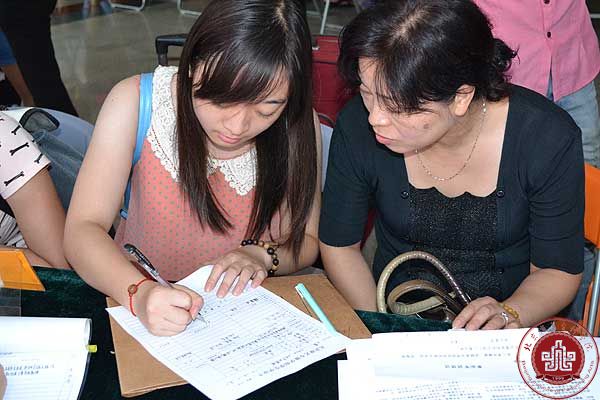 我院新生开始报到入学