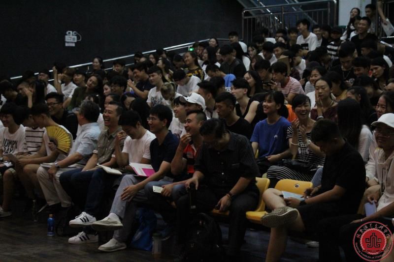 梁伯龙教授为2017级表演系新生讲授大学开学第一课 梁伯龙教授为2017级表演系新生讲授大学开学第一课