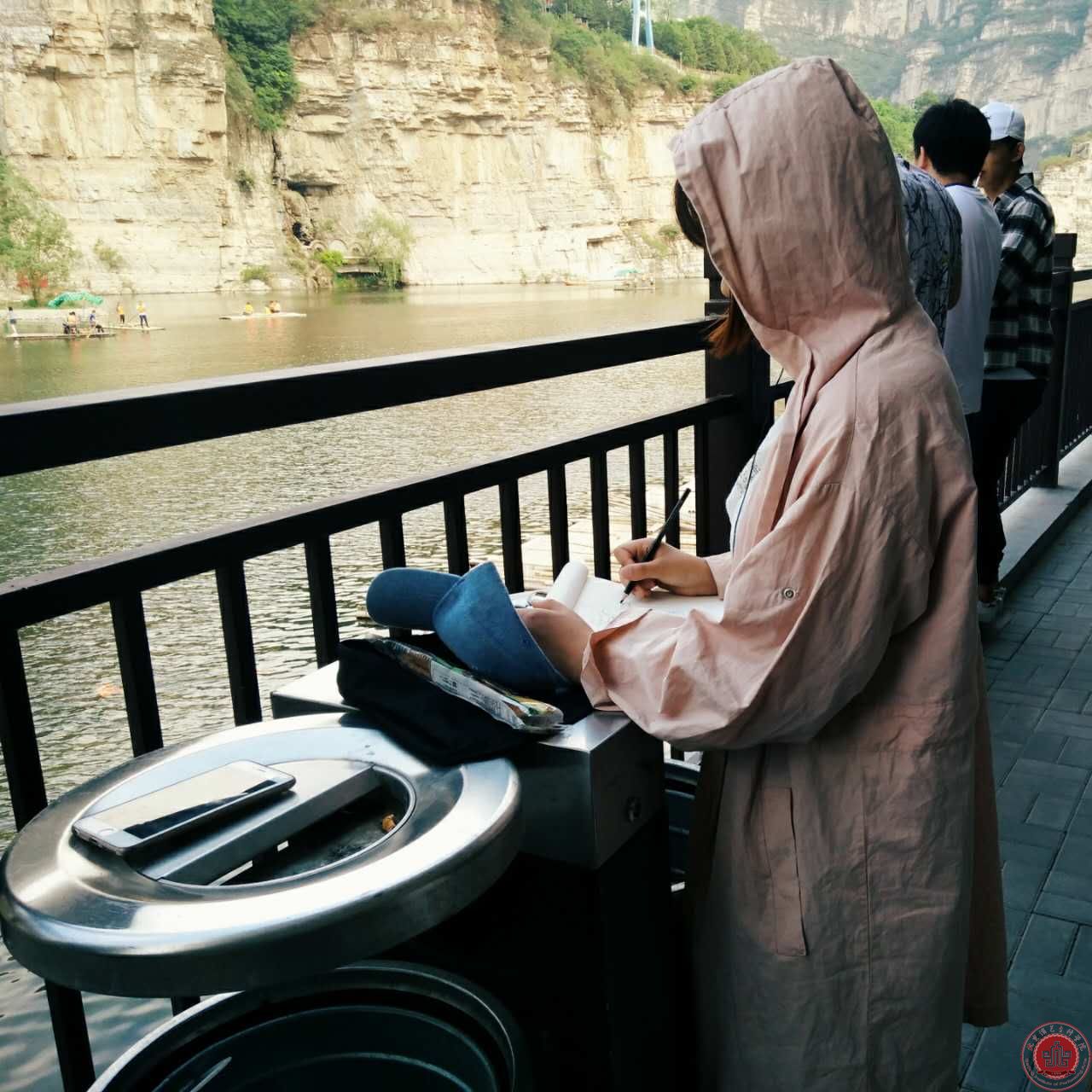 艺术设计系带领学生开展户外写生活动